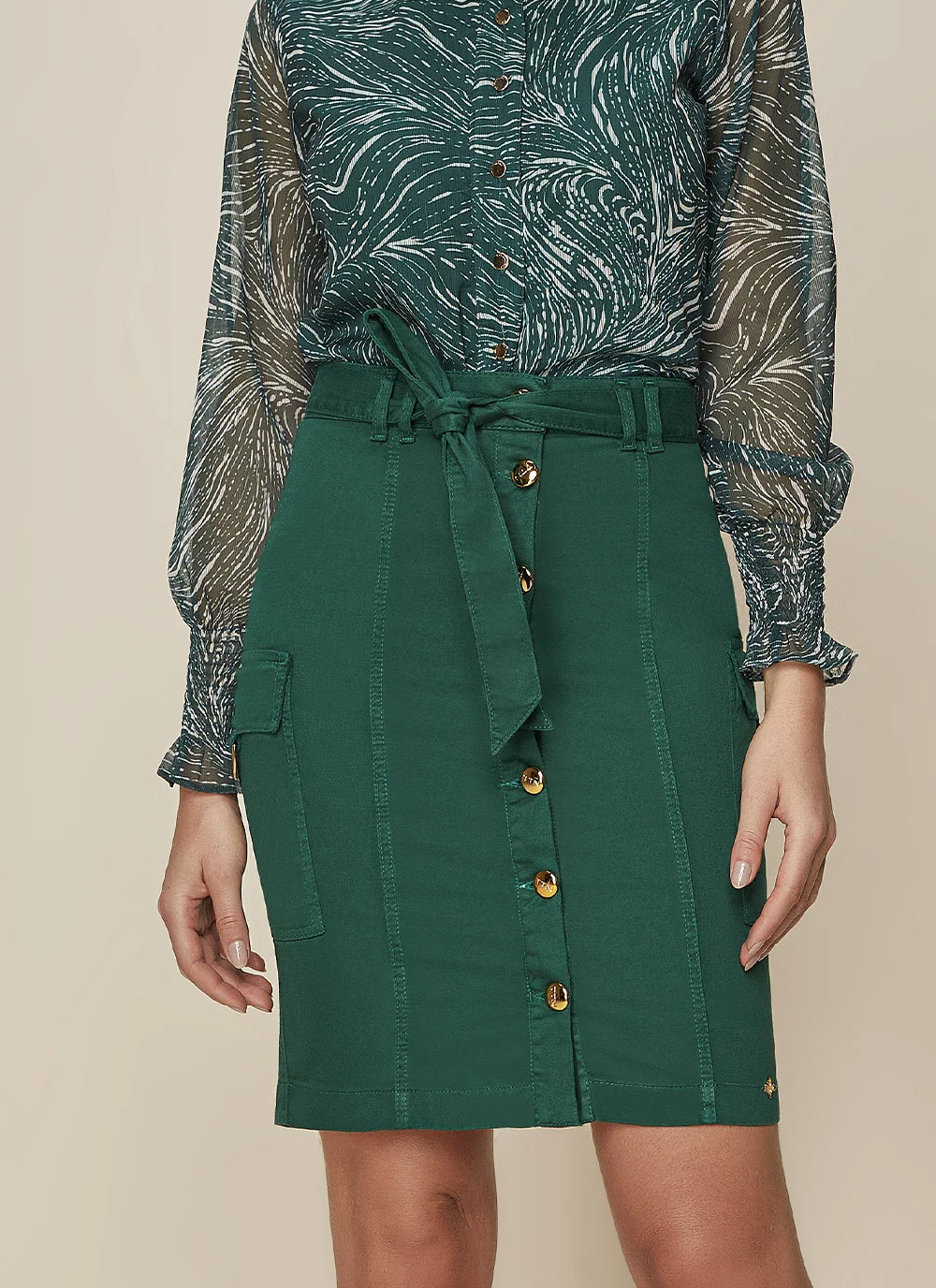 Saia Lápis Sarja Color Verde Selvagem Com Botões Frontais e Faixa