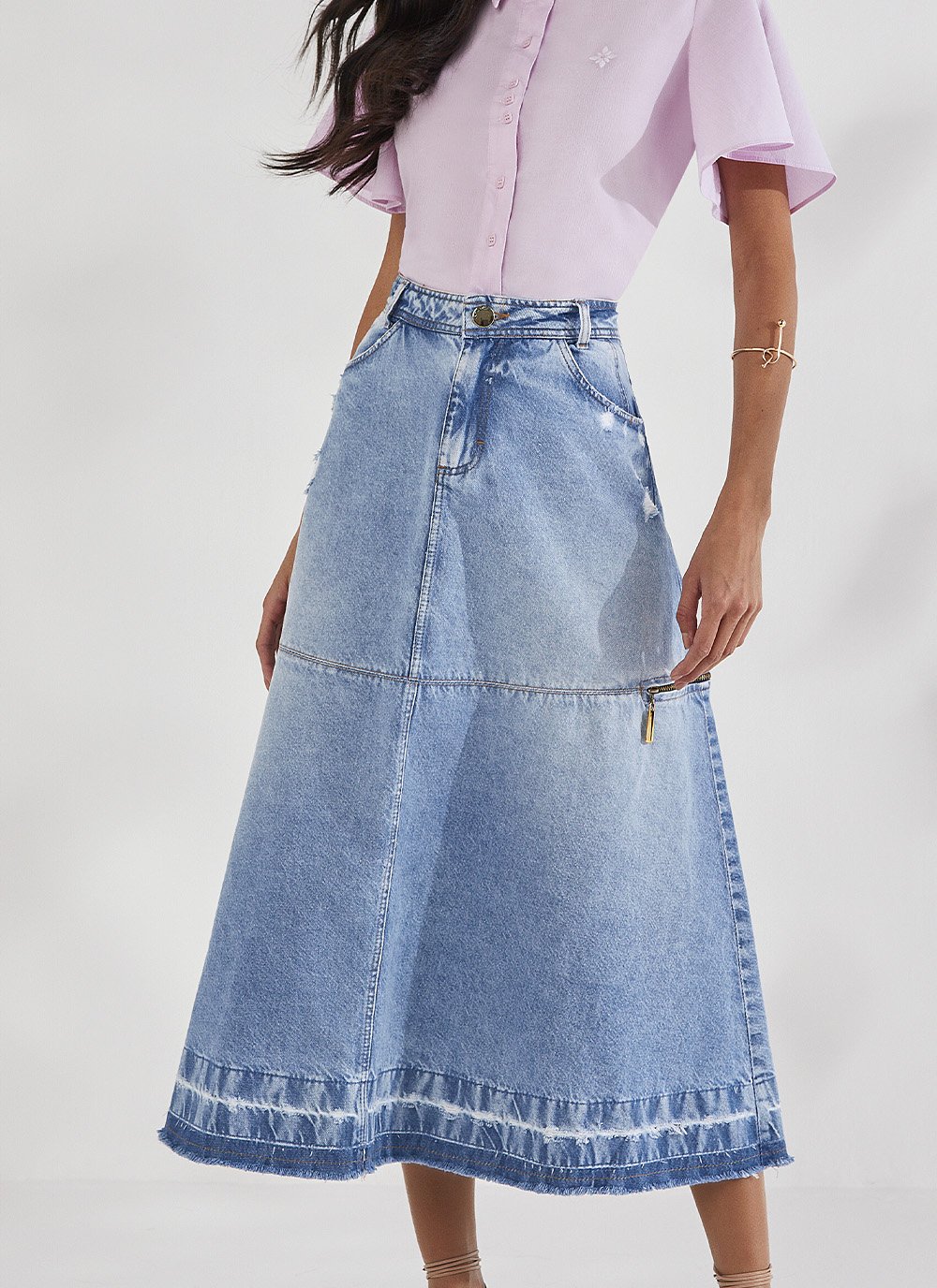 Saia Mídi Godê Jeans Sustentável Com Ziper e Barra Desfeita